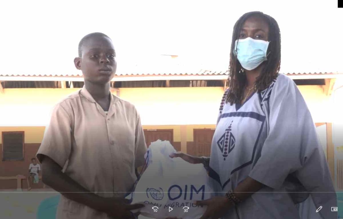 Sensibilisation et dons d'équipements de l'OIM au centre de santé de Grand-Popo, Bénin.