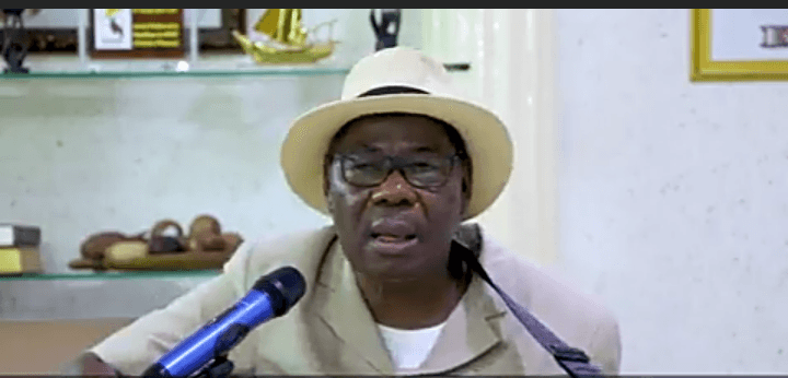 Boni Yayi chantant dans un clip vidéo, sourire aux lèvres, ambiance festive.