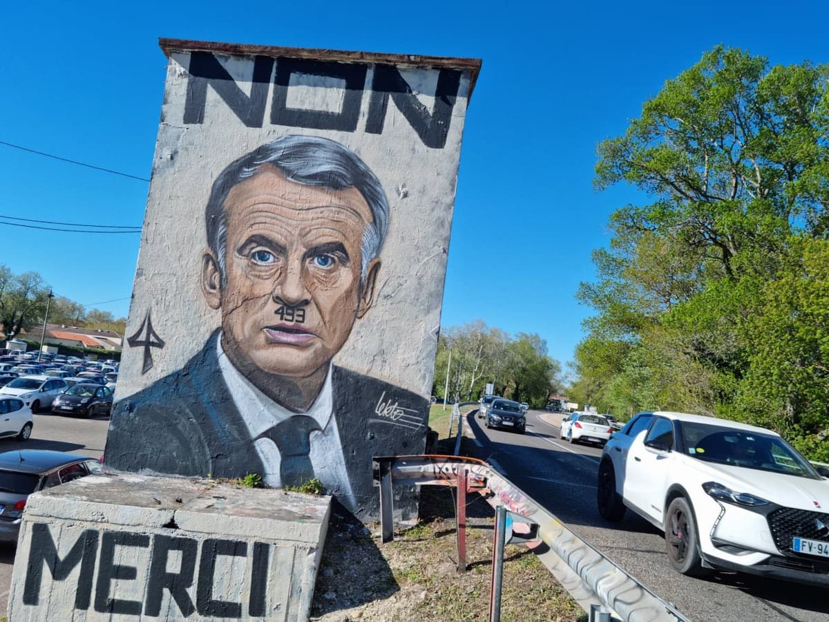 France: une fresque représente Emmanuel Macron caricaturé en Adolf Hitler