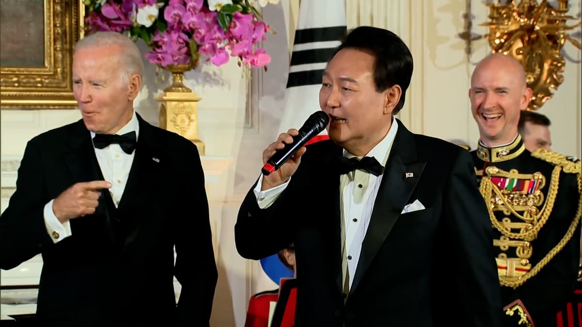 Le président américain Joe Biden (G) et son homologue sud-coréen Yoon Suk-yeol Ã  la Maison Blanche, Ã  Washington, le 26 avril 2023