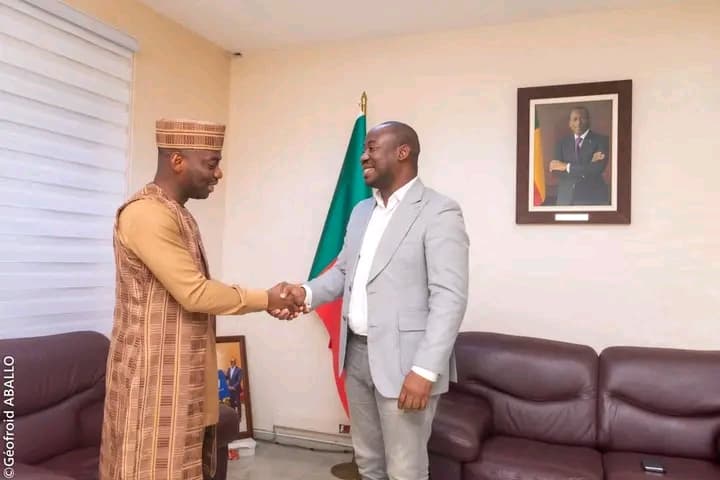 Camille Makosso en discussion avec le ministre Oswald Homeky au Bénin.