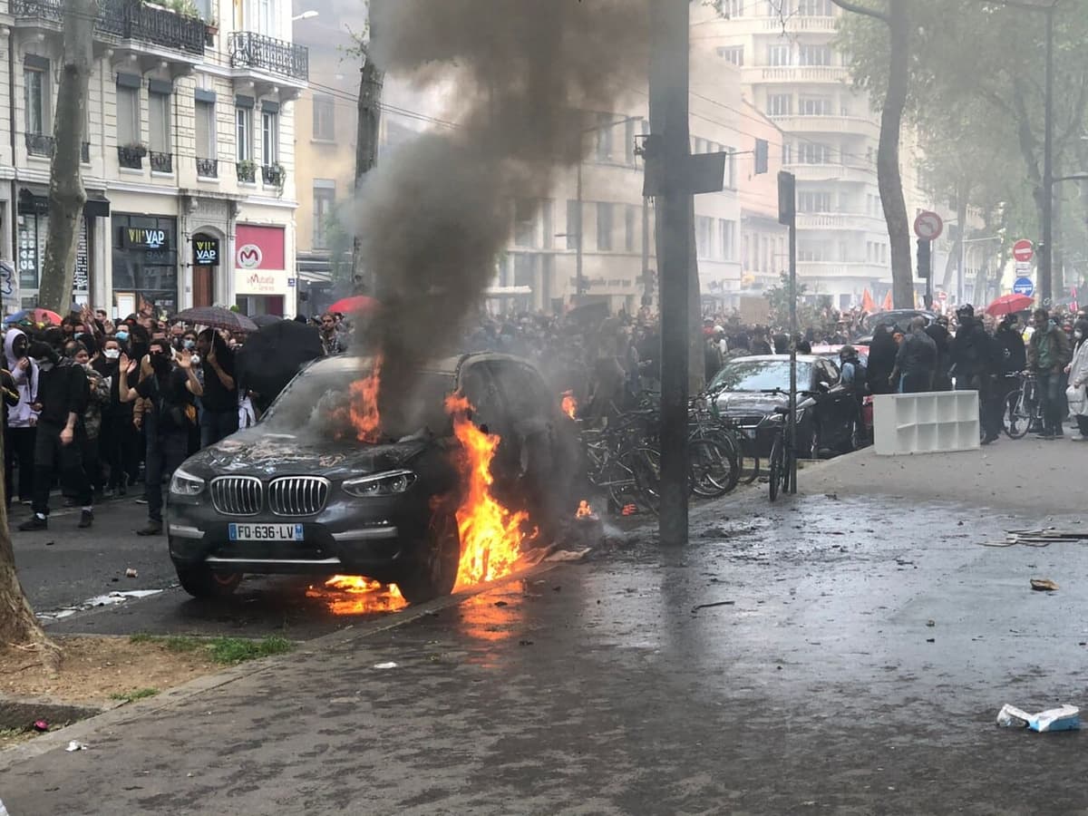 A Lyon, un SUV BMW, symbole de richesse, est en feu. (©Nicolas Zaugra / actu Lyon)