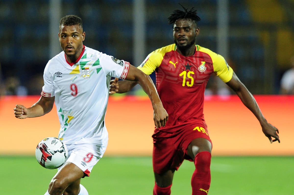 Des joueurs ghanéens et béninois lors d'un match officiel