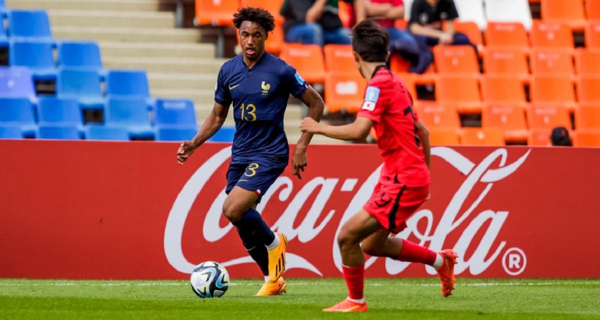 Des joueurs U20 de la France et de la Corée du Sud