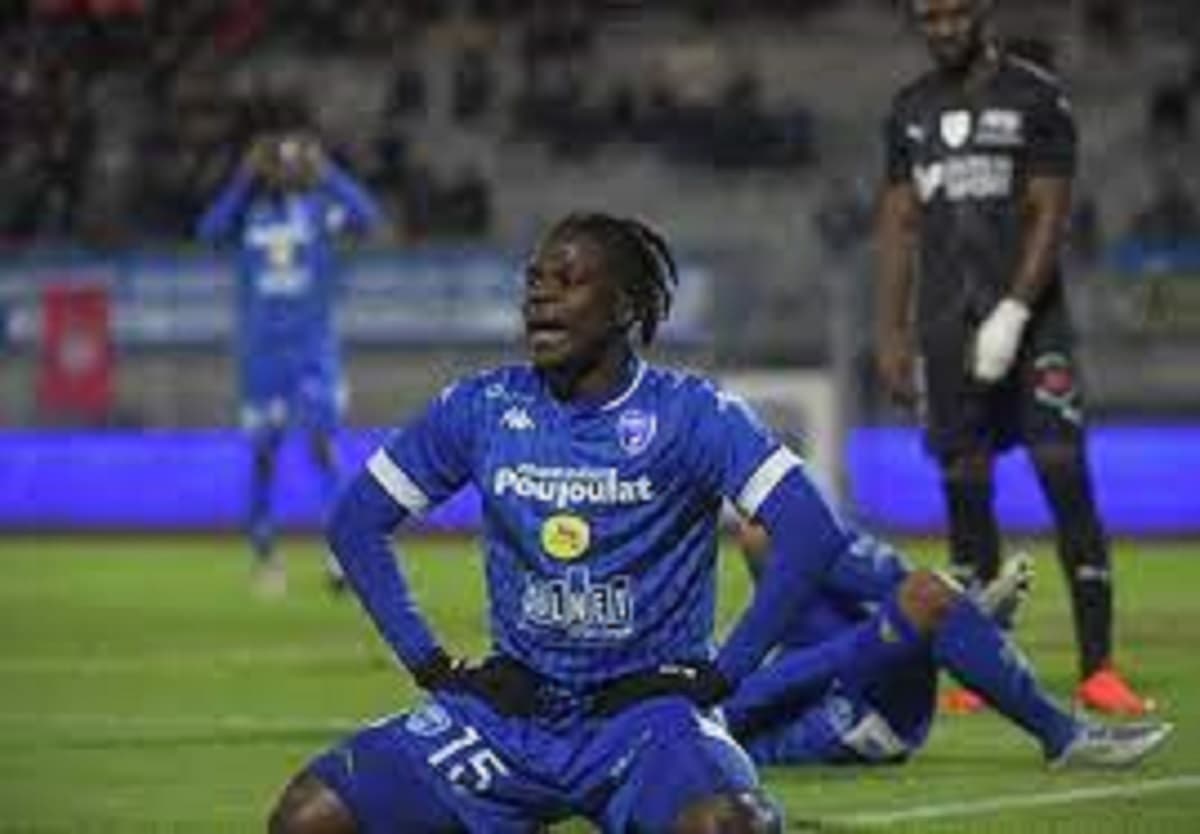 Le milieu offensif de Chamois niortais Junior OlaÃ¯tan