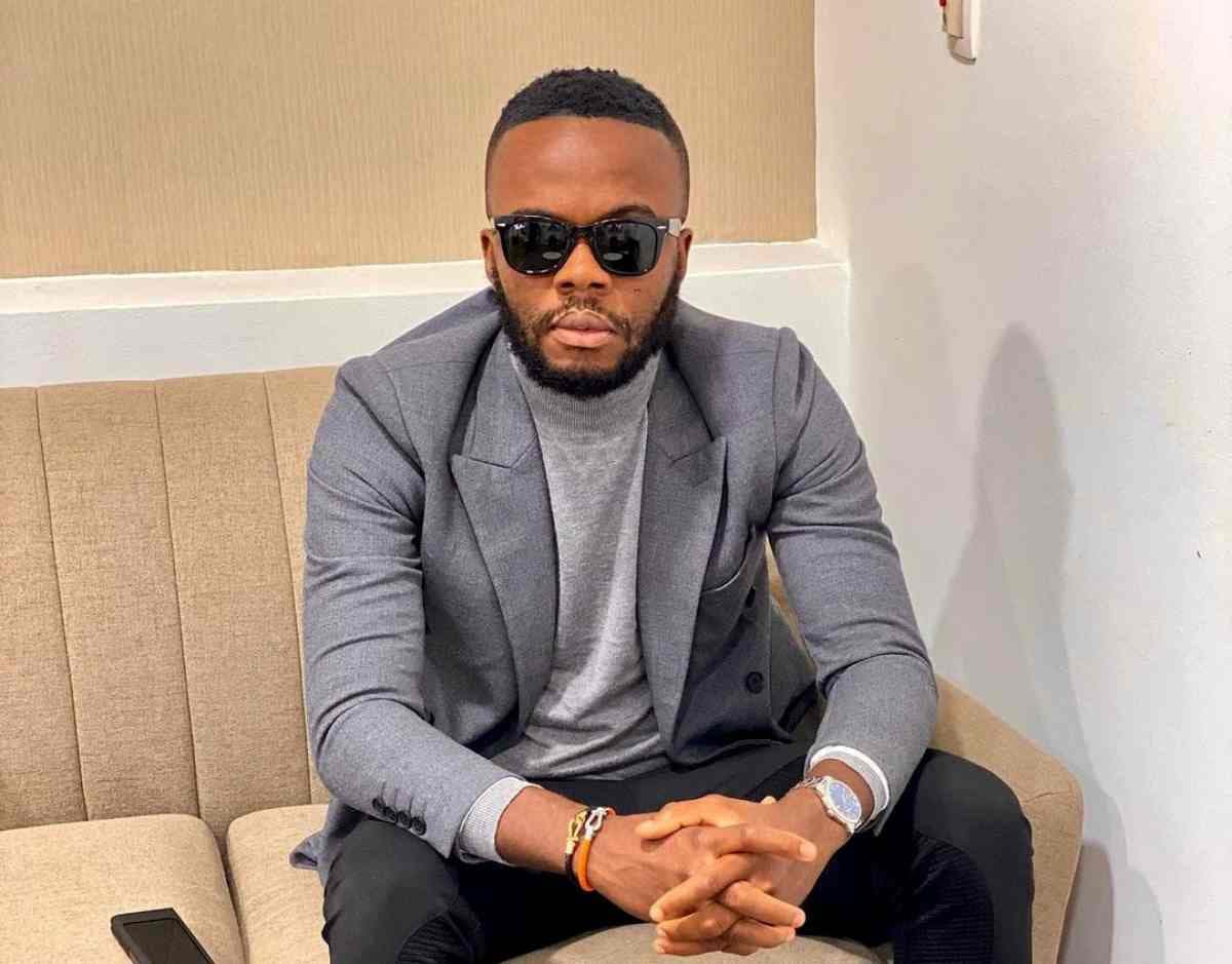 Kerozen assise dans un fauteuil avec des verres fumés