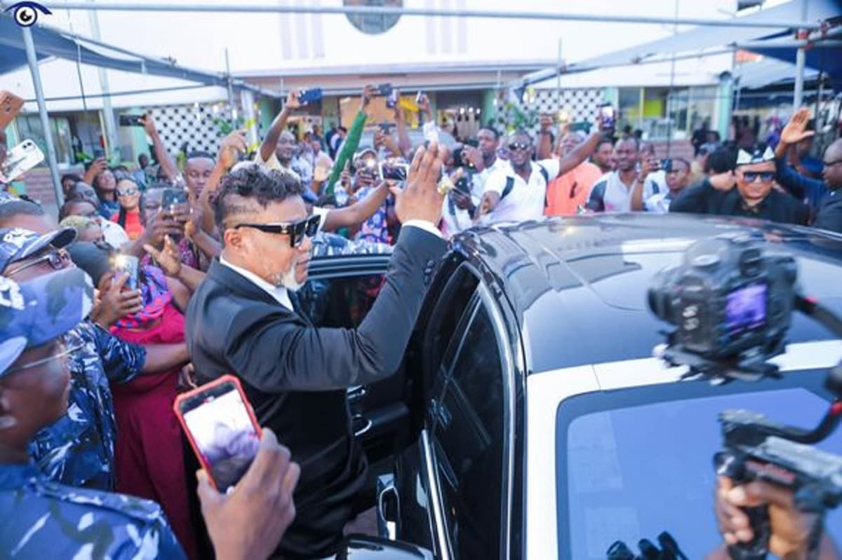 Koffi Olomidé: vivez en images la messe en hommage aux victimes de son concert à  Cotonou