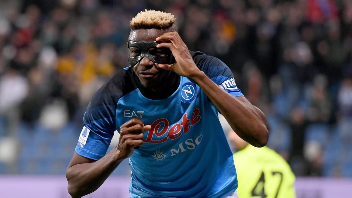 Victor Osimhen célébrant un but lors d'un match de Serie A.