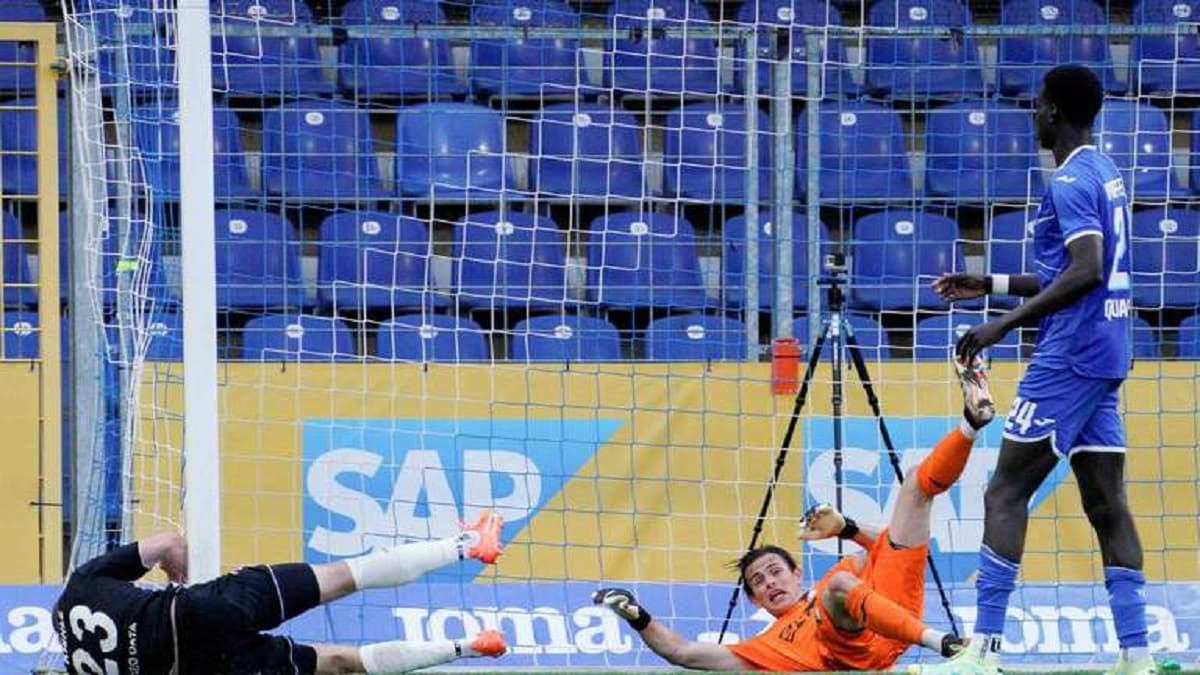 Joueurs, entraÃ®neurs et scène : (ci-dessus) Steffen Kienle (Ã  gauche) et Tobias Cramer. Ci-dessous : L'action dans le match contre Hoffenheim, dans lequel Kienle s'est blessé. © Imago/Eibner