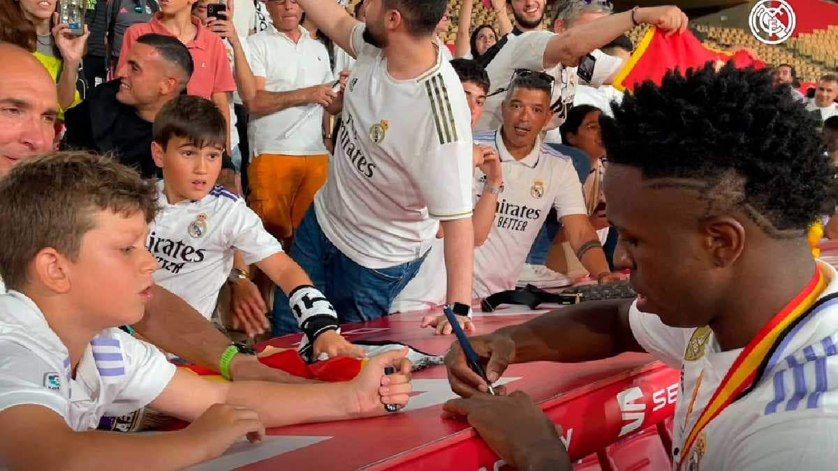 Vinicius Jr signe des autographes Ã  des fans