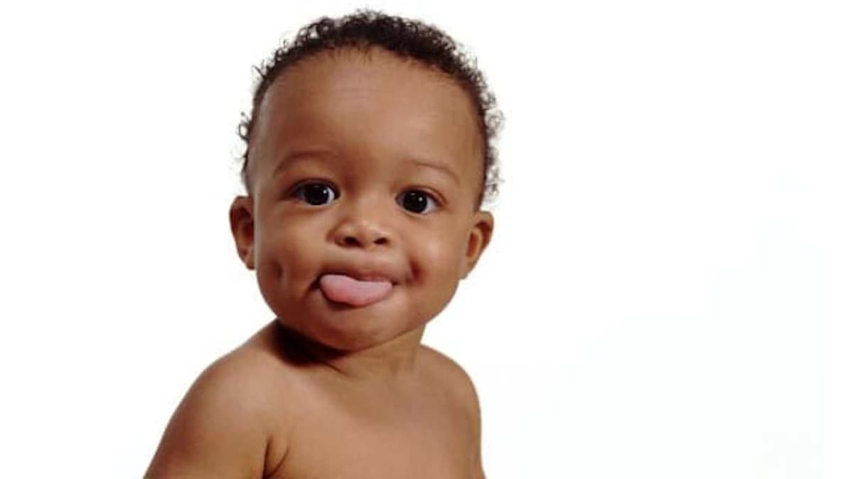 Bébé prématuré dans un incubateur, entouré de soins médicaux.