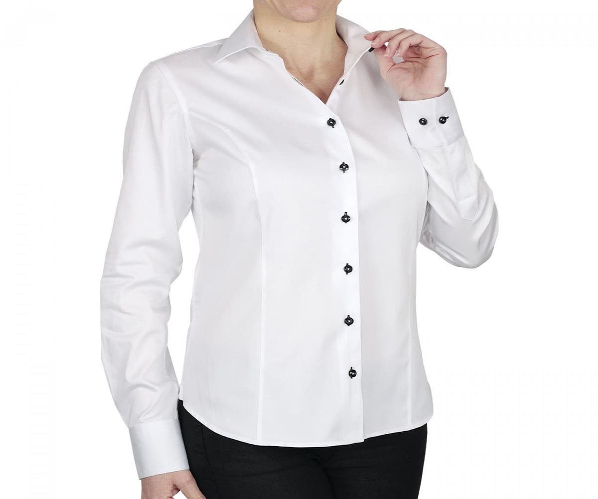 Chemise blanche pour femme, élégante et classique, à manches longues.