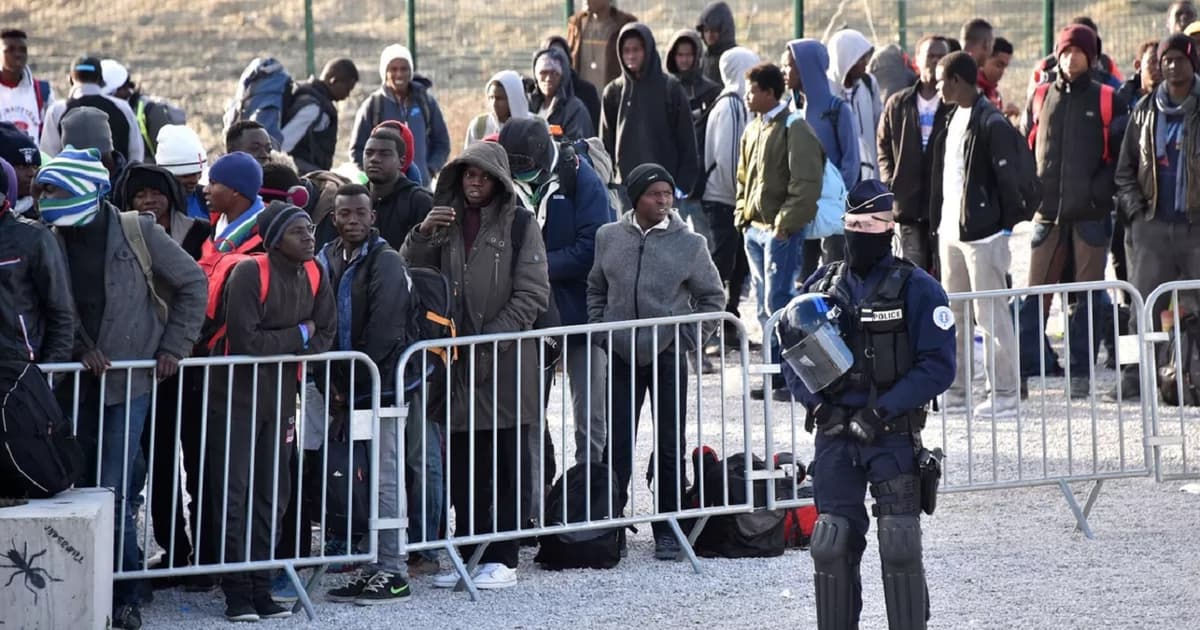 Des migrants après le démantèlement de la «jungle» Ã  Calais.