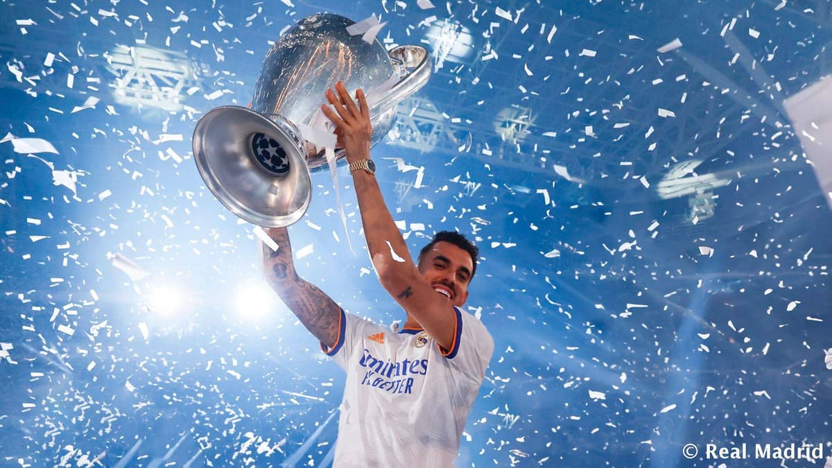 Dani Ceballos avec le trophée de la Ligue des champions