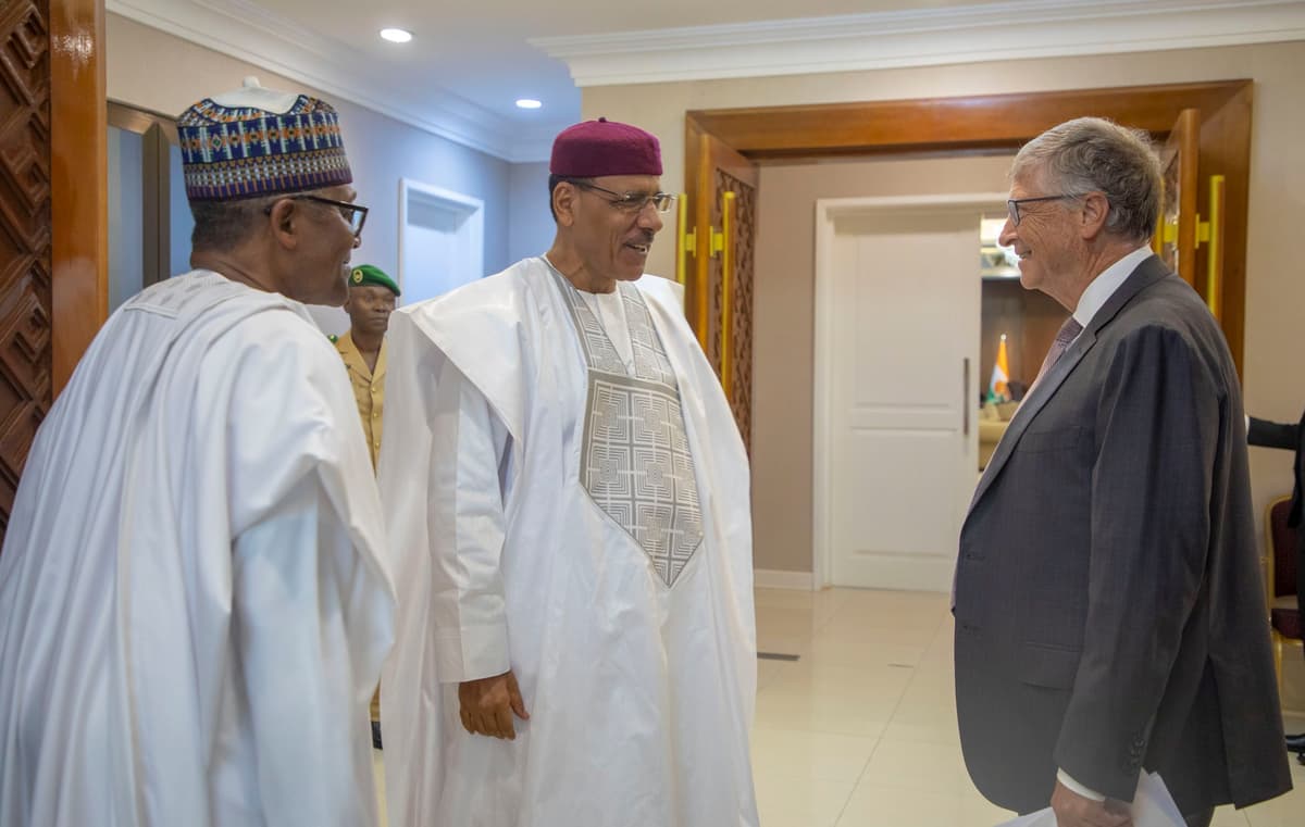 L’homme le plus fortuné d’Afrique, le milliardaire nigérian Aliko Dangoté, le Président de la République Niger, Mohamed Bazoum et le coprésident de la Fondation Bill et Melinda Gates, M. Bill Gates. Lundi 19 Juin 2023.