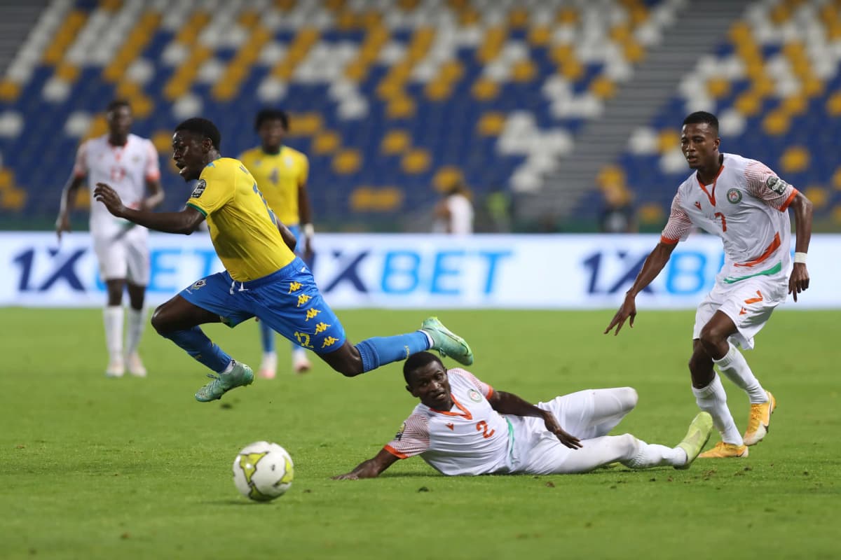 Des joueurs U23 du Niger et du Gabon