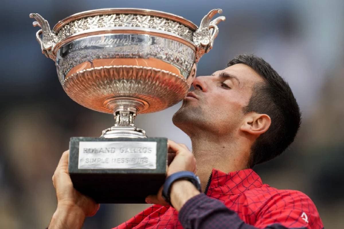 Novak Djokovic avec le trophée de Roland Garros