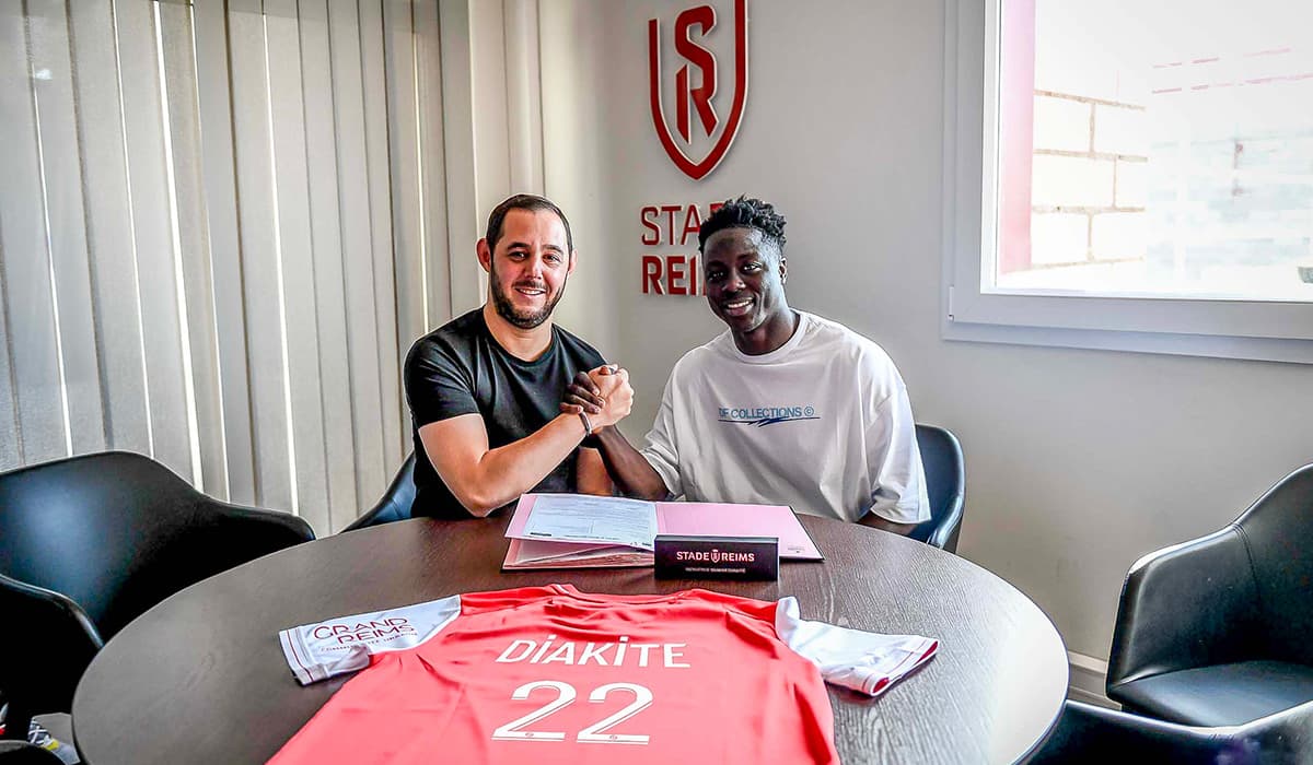 Oumar Diakité signe son contrat avec le Reims