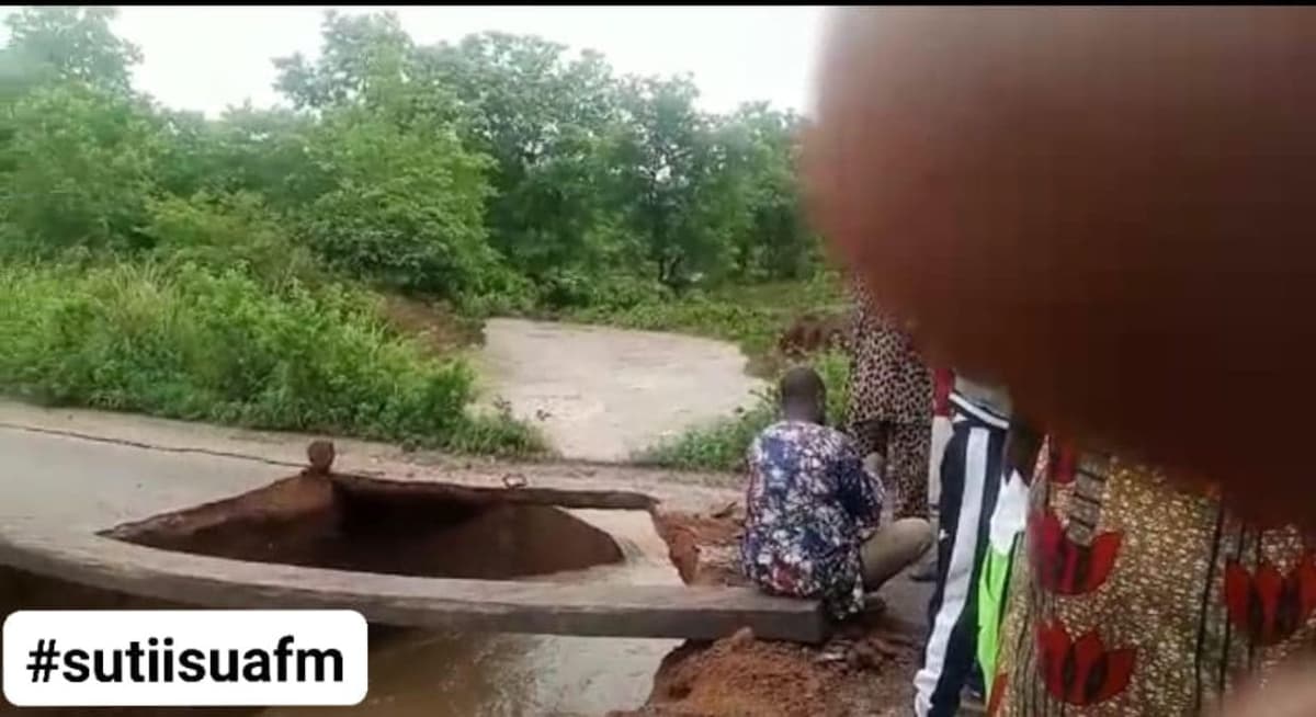 Le pont d'Okontorou détruit par les eaux