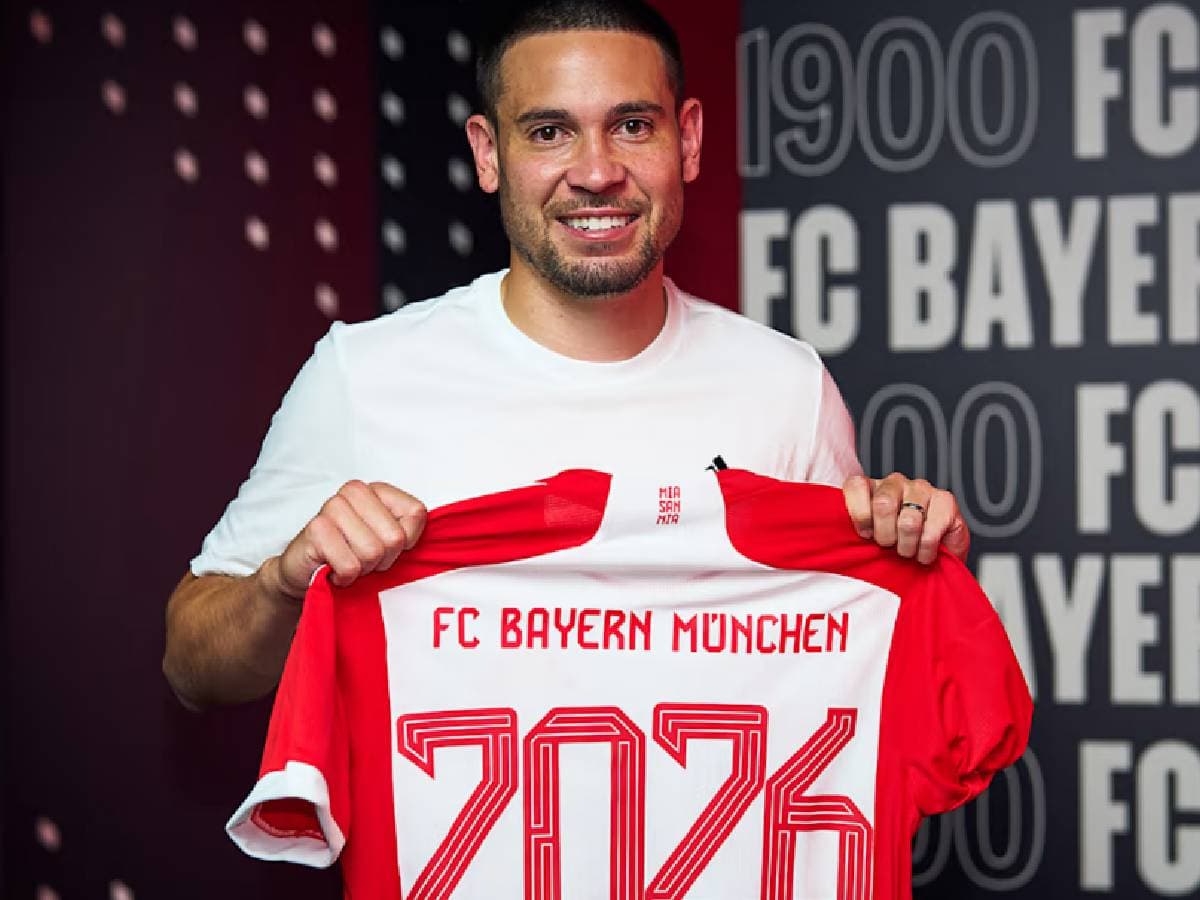 RaphaÃ«l Guerreiro avec le maillot du Bayern