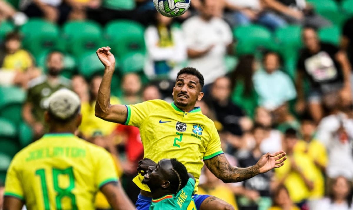 Des joueurs sénégalais et brésiliens lors d'un match amical