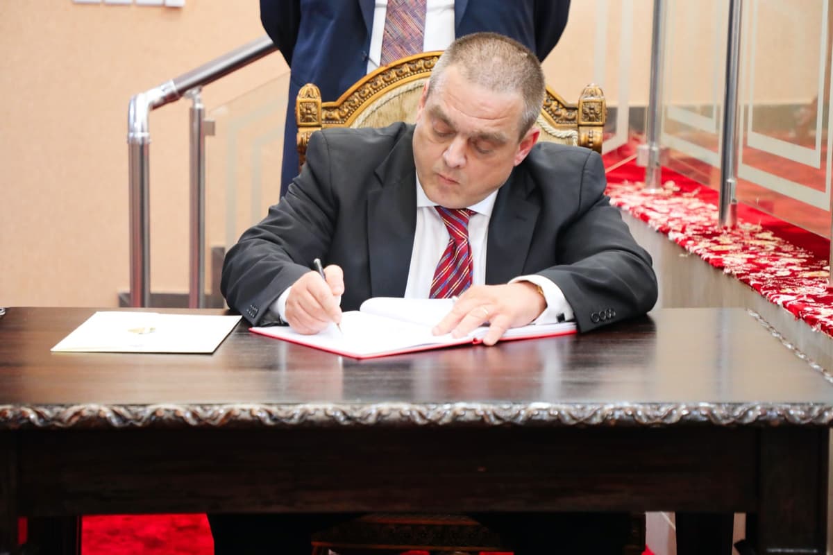 L'ambassadeur de Roumanie au Kenya, Dragos Viorel Tigau, est accusé d'avoir tenu des propos racistes lors d'une réunion d'un groupe d'Europe de l'Est, en qualifiant ses collègues africains de "singes".