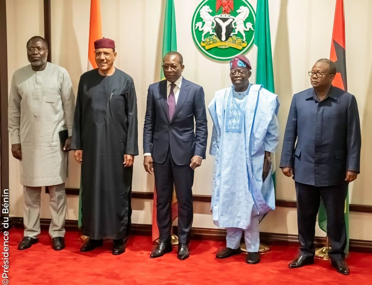 Logo de la CEDEAO avec des éléments symbolisant la sécurité et la lutte contre le terrorisme.