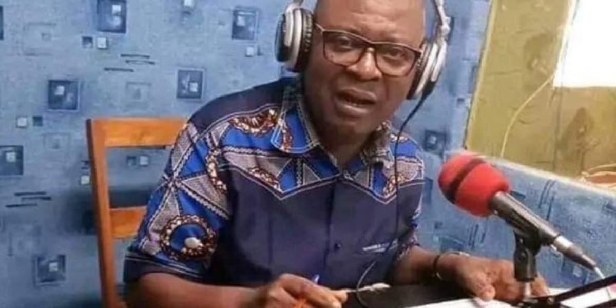 Cérémonie funéraire de Jacob Ahama, journaliste togolais, entouré de proches et d'hommages.