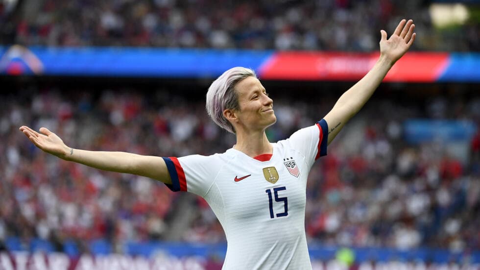 Megan Rapinoe lors d'un match, célébrant un but avec enthousiasme.