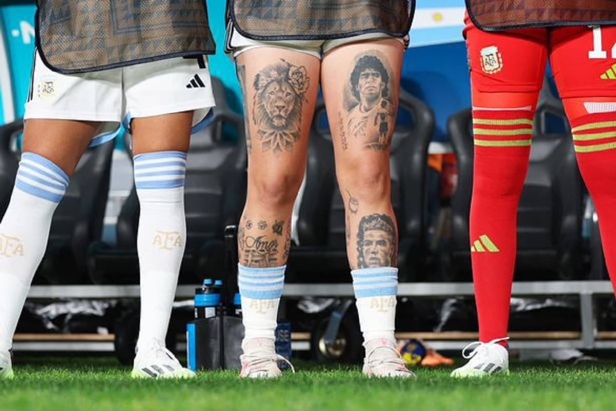 Yamila Rodriguez (au centre) avec les tatouages â€‹â€‹de Diego Maradona et Cristiano Ronaldo