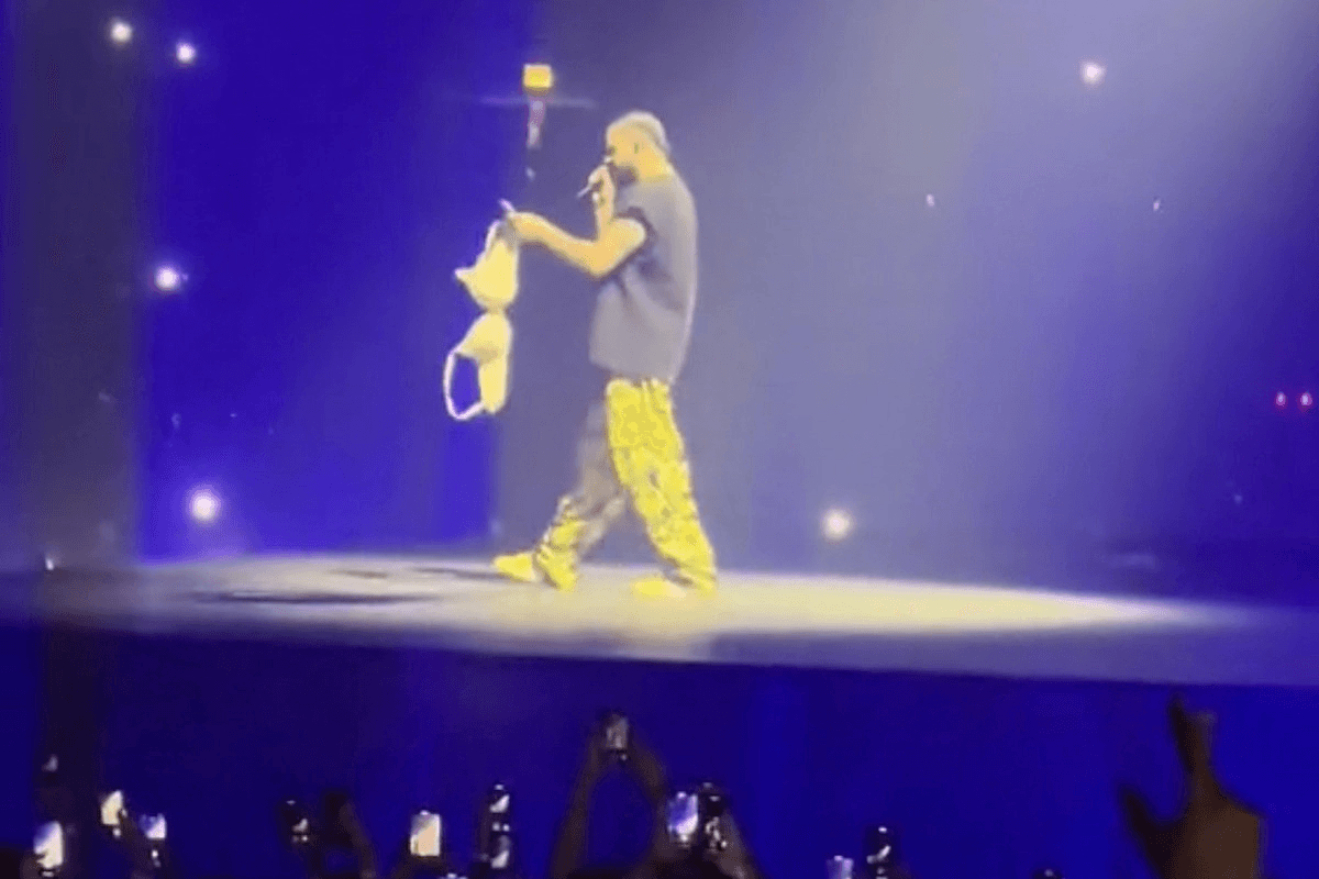 Drake: le rappeur interrompt un concert après avoir reçu des sous-vêtements en plein visage (vidéo)