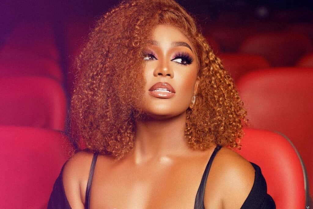 Muriel Blanche impliquée dans un scandale au Cameroun, regard préoccupé.