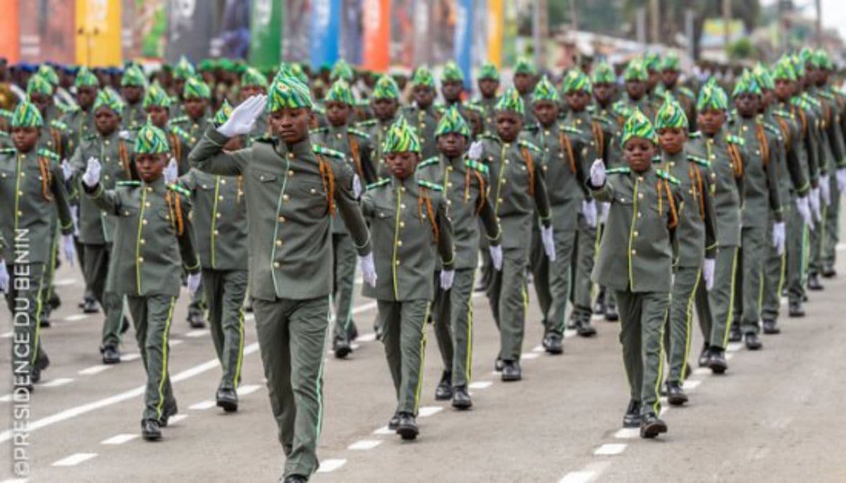 Des élèves militaires d'un défilé de la fête d'indépendance du Bénin