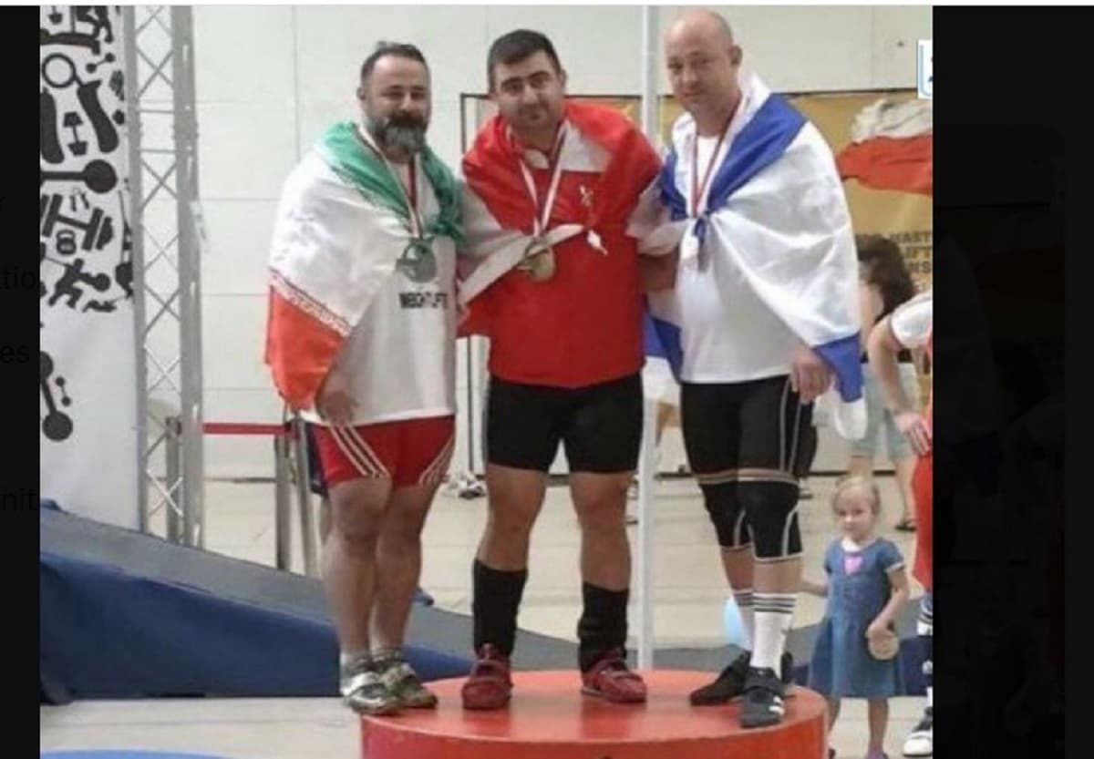 Des haltérophiles lors d'une cérémonie de remise de médailles