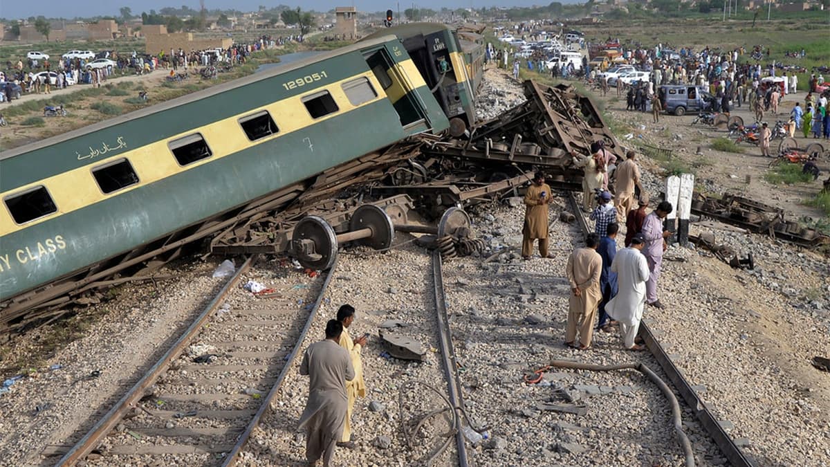 Les accidents et les déraillements sont fréquents sur le réseau ferroviaire vétuste du Pakistan, qui compte près de 7500 kilomètres de voies et transporte plus de 80 millions de passagers par an.