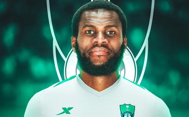 Franck Kessié en action lors d'un match de football avec Al-Ahli.