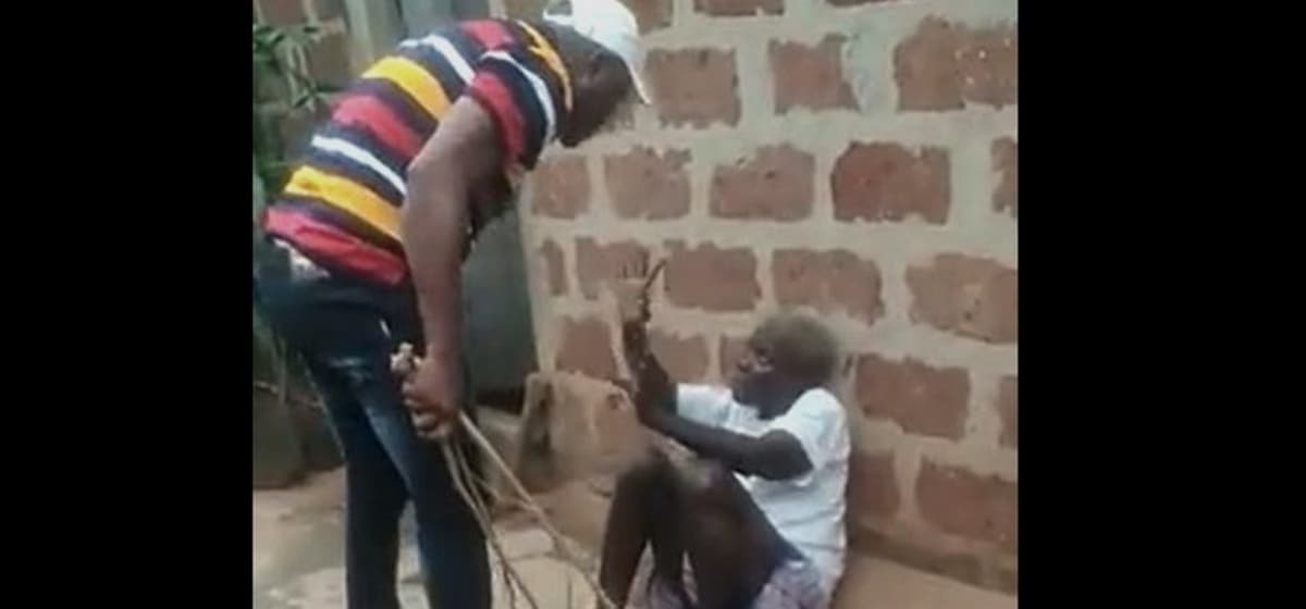 une femme bastonnée au Togo