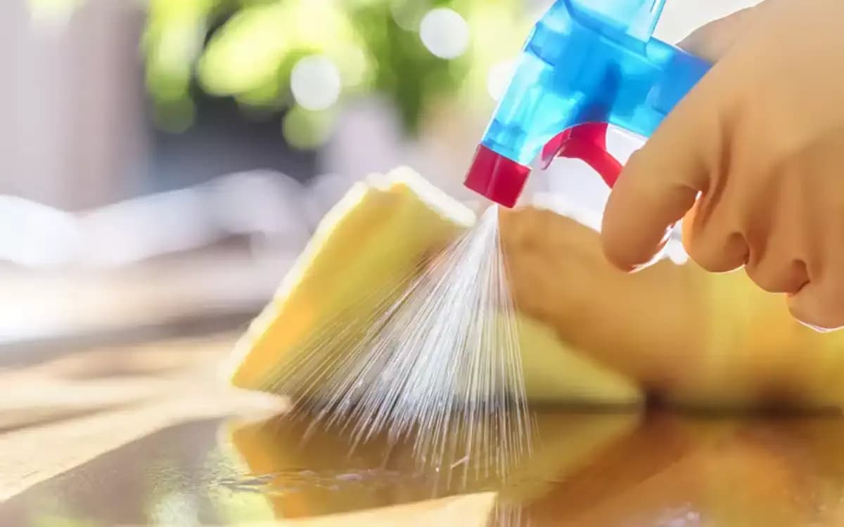 Nettoyage de cuisine avec un détergent naturel à base d'écorces d'orange.