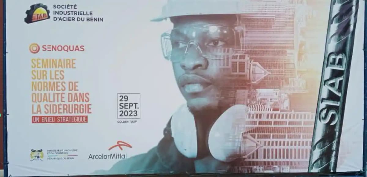 Séminaire sur les normes de qualité dans la sidérurgie au Bénin, participants en discussion.