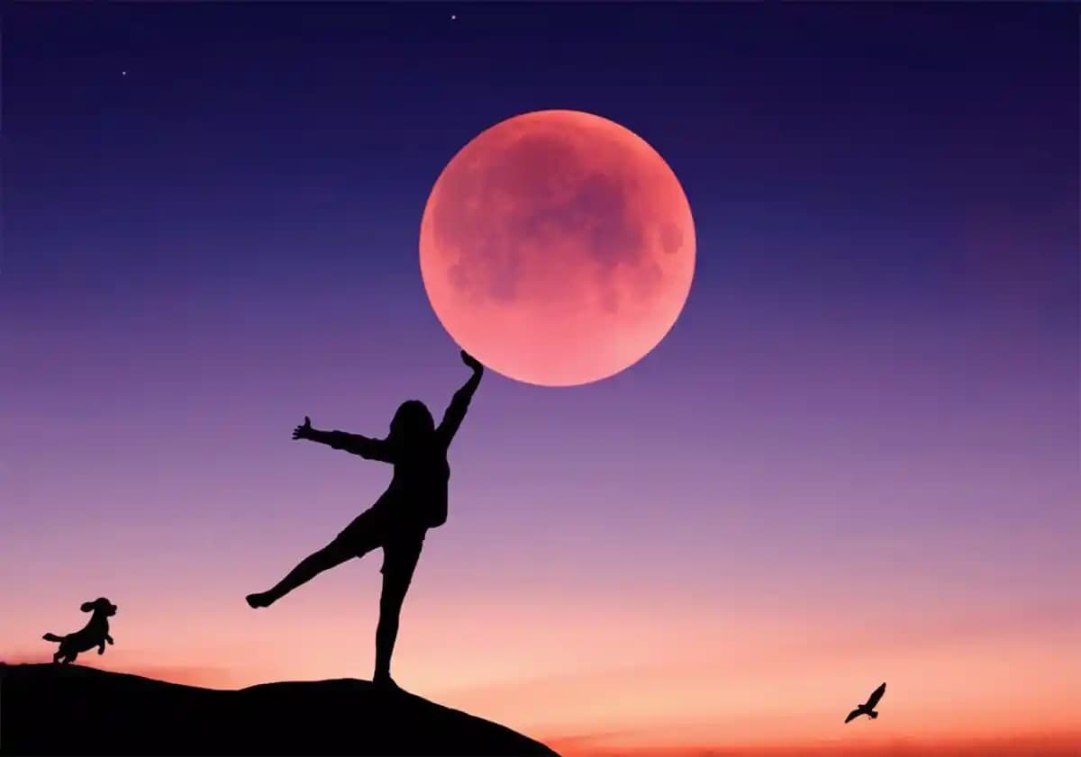 Super Lune brillante dans un ciel nocturne étoilé, symbolisant richesse et paix pour certains signes du zodiaque.