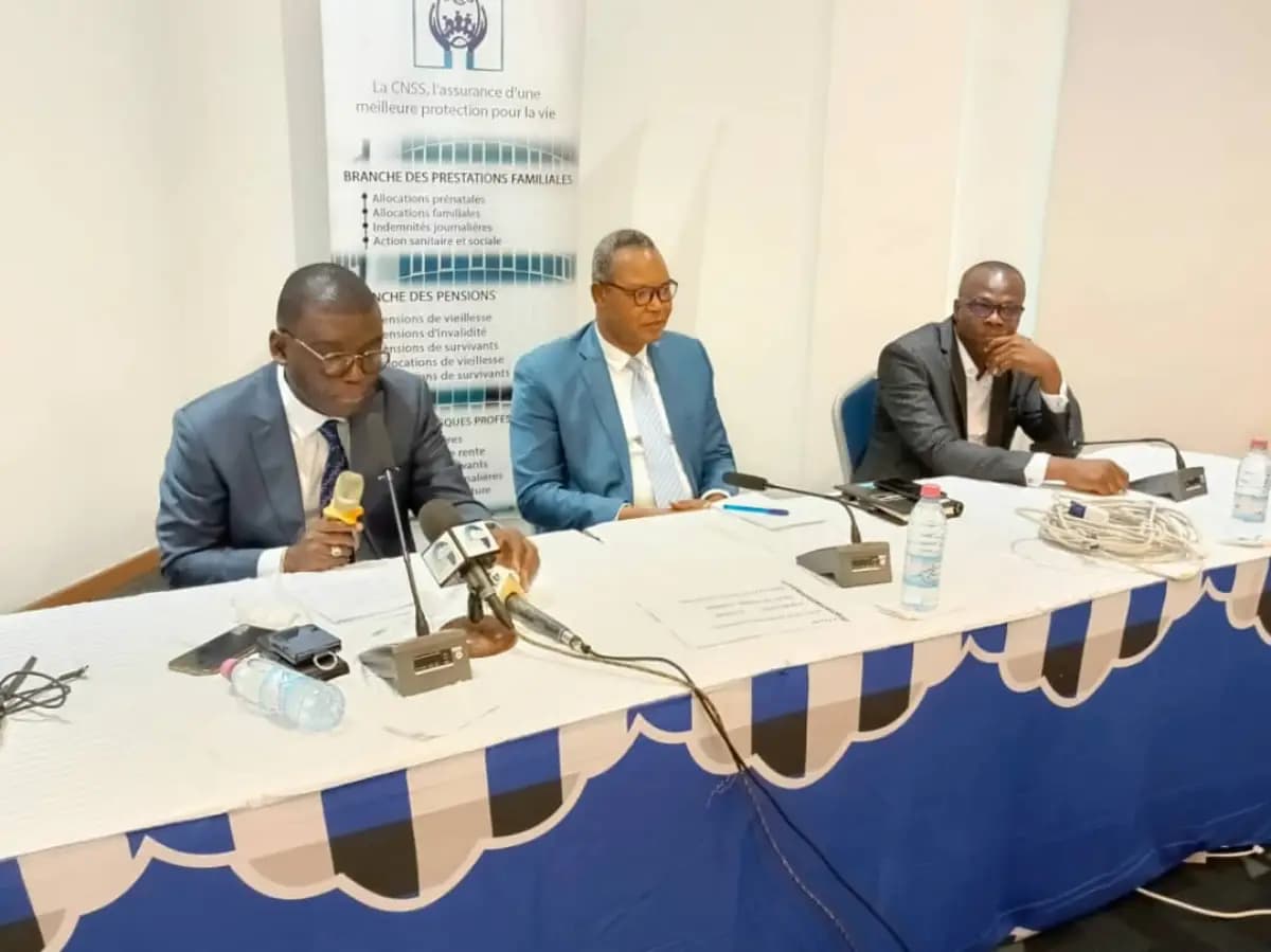 Table officielle lors de la cérémonie d'ouverture des échanges entre la CNSS et les sociétés privées de sécurité