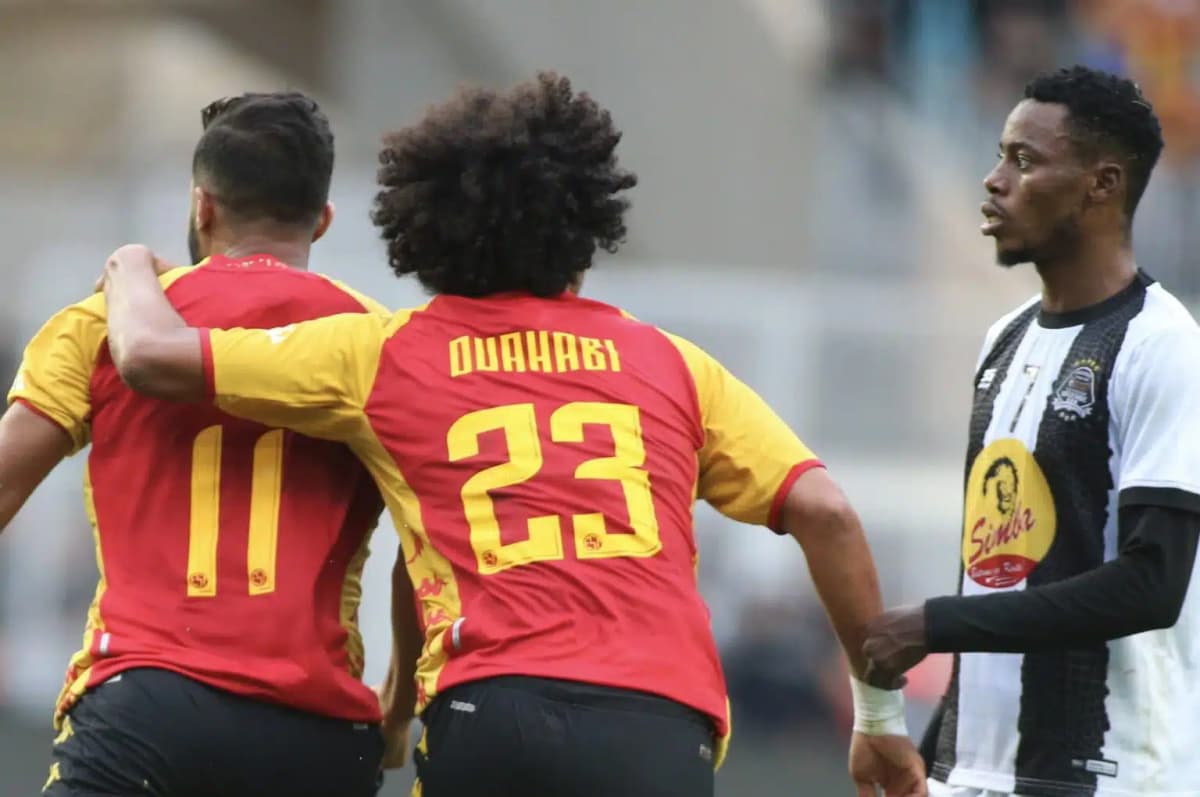 Des joueurs de l'Espérance de Tunis et du TP Mazembe