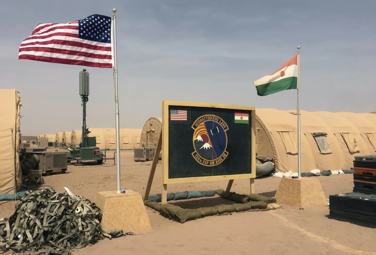 Un drapeau américain et un drapeau nigérien sont hissés côte Ã  côte au camp de base pour les forces aériennes et autres personnels soutenant la construction de la base aérienne nigérienne 201 Ã  Agadez, au Niger, lundi 16 avril 2018. (Carley Petesch / AP)