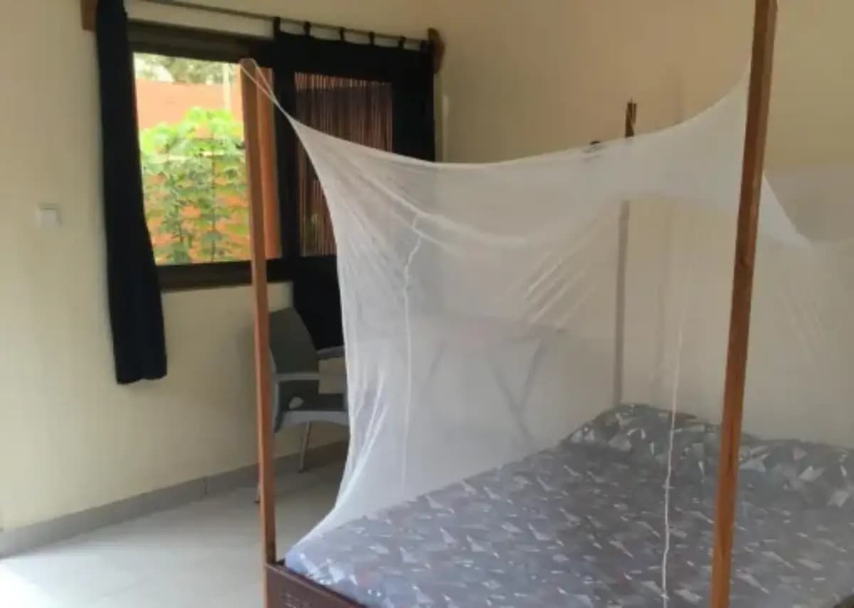 Moustiquaire propre et bien entretenue, prête à être utilisée.