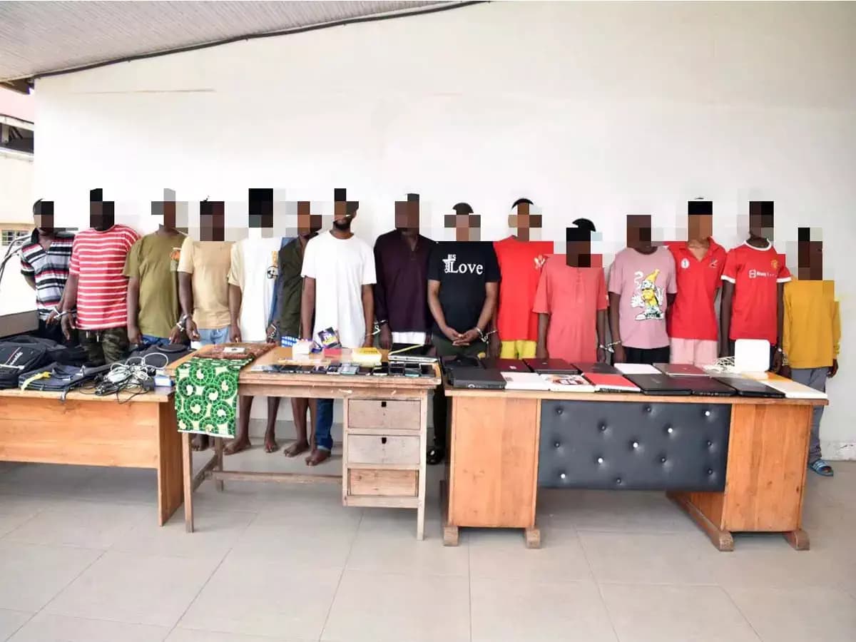 Arrestation de présumés cybercriminels par la police au Togo.