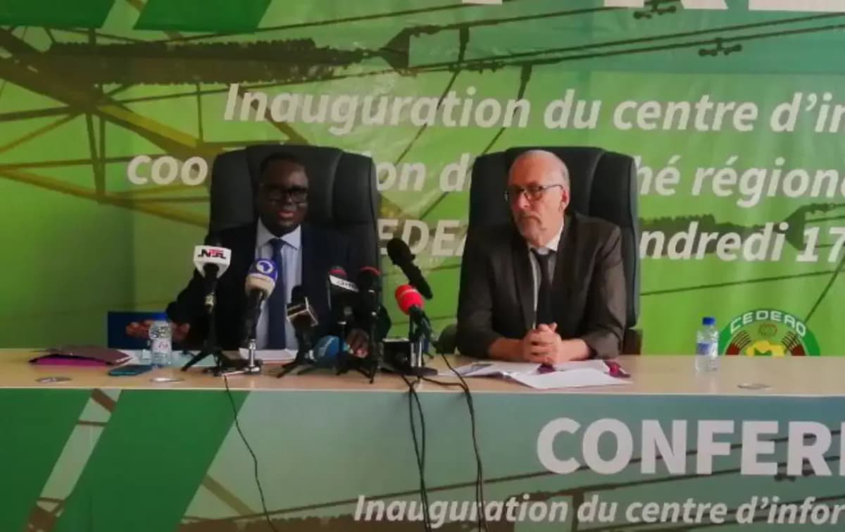 Siengui Apollinaire Ki, Secrétaire Général du West African Power Pool (WAPP) et JoÃ«l Neubert, Union Européenne.