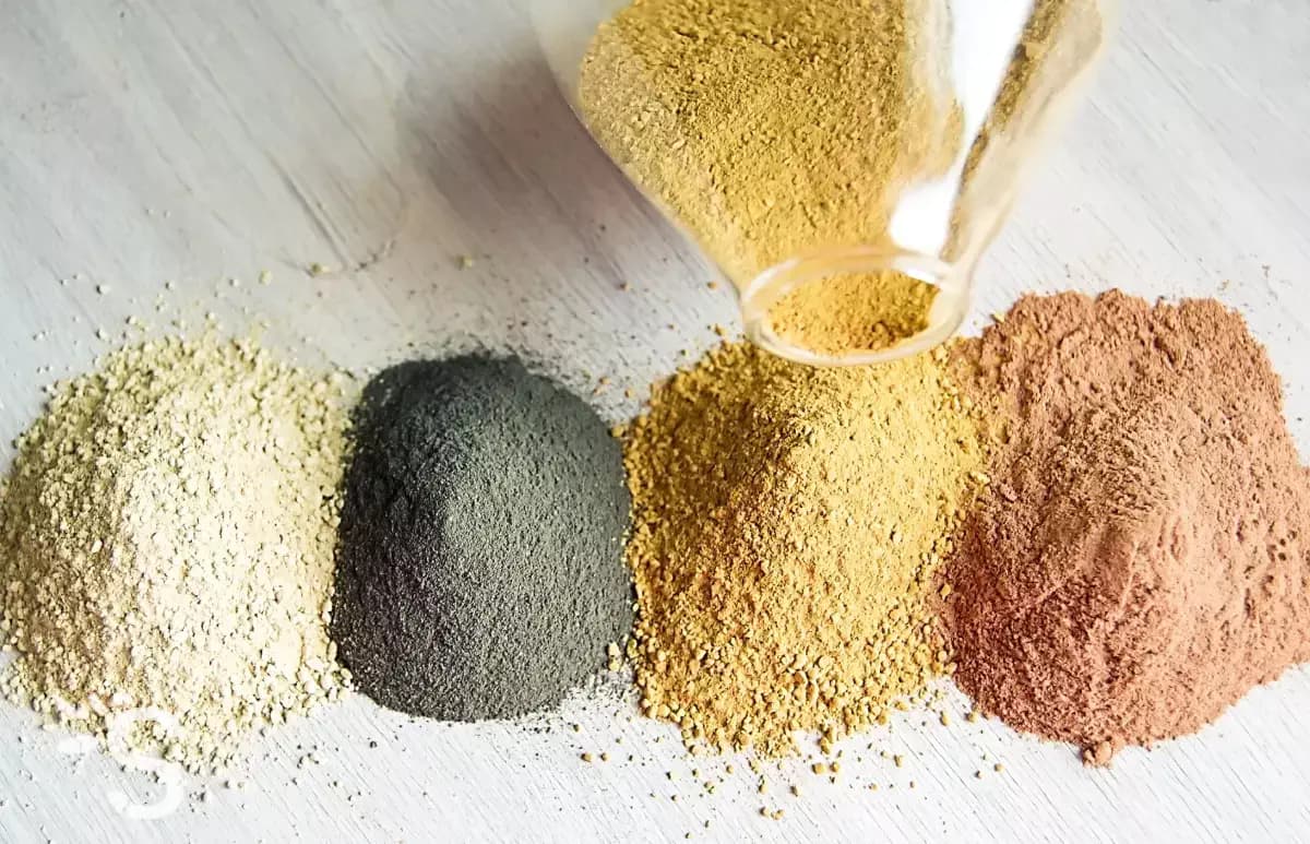 Argile de différentes couleurs pour soins de la peau selon le type de peau.