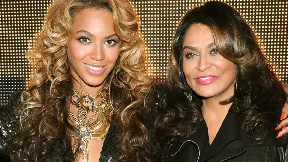 Beyoncé souriante avec sa mère, toutes deux posant ensemble dans un cadre chaleureux.