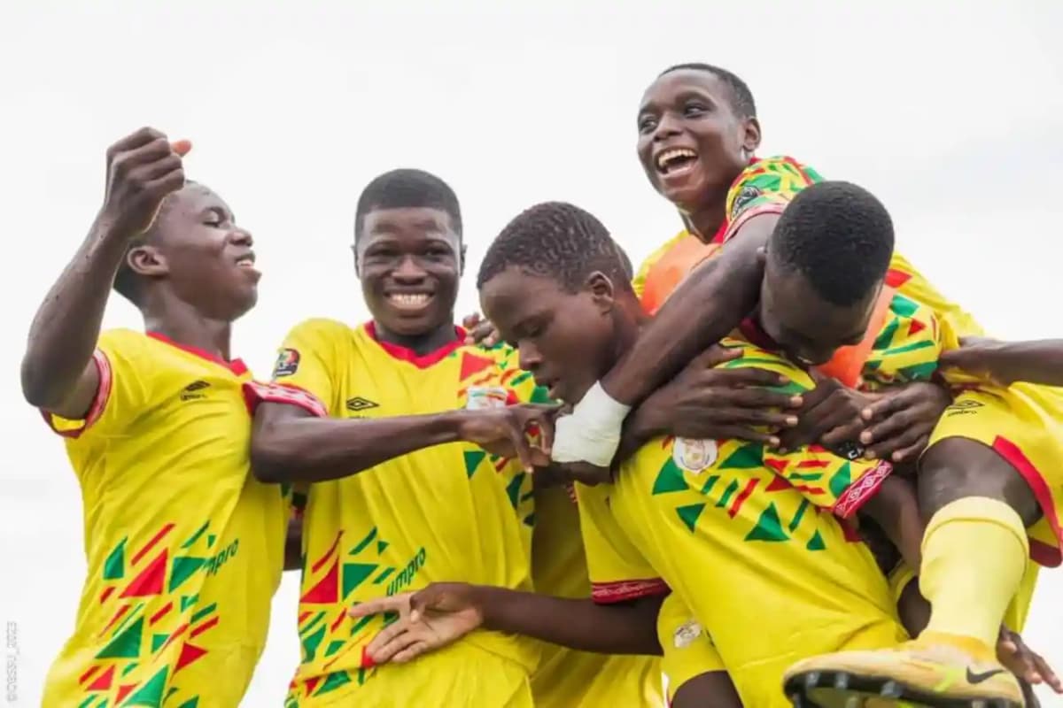Guépards scolaires célébrant leur victoire au championnat UFOA-B U15 au Bénin.