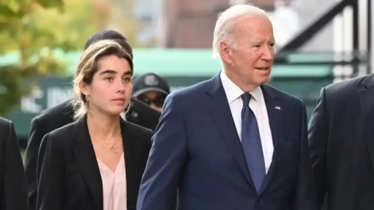 Joe Biden avec sa petite-fille Naomi, lors d'un événement public.